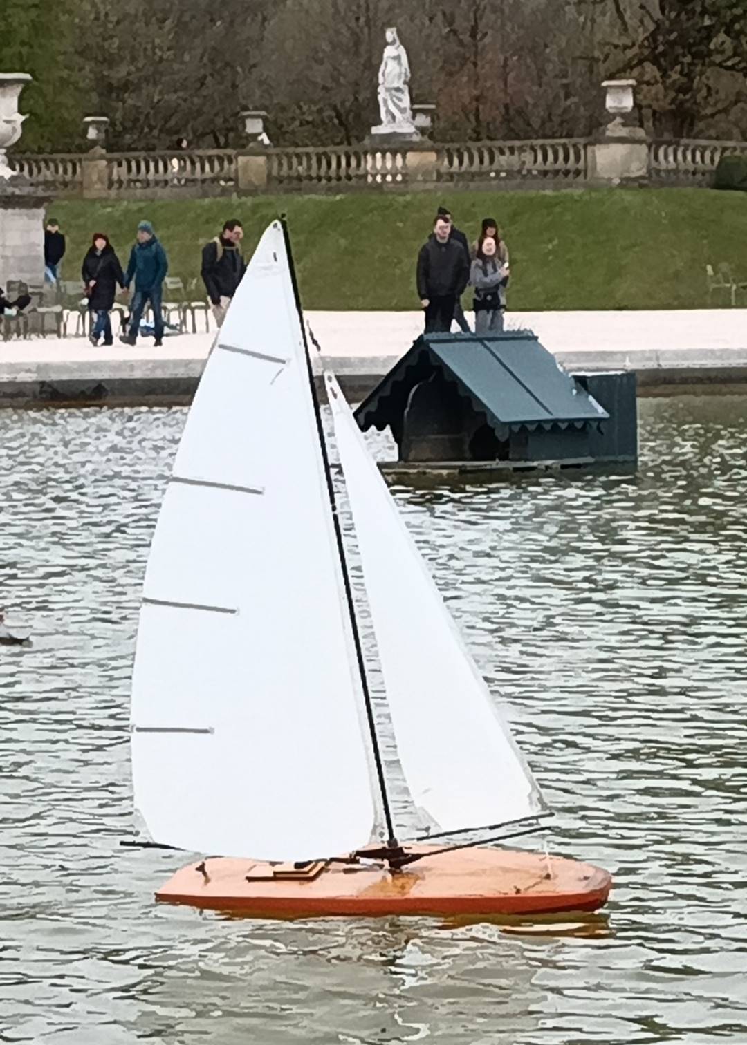 club nautique du luco jardin du Luxembourg Paris pond boat