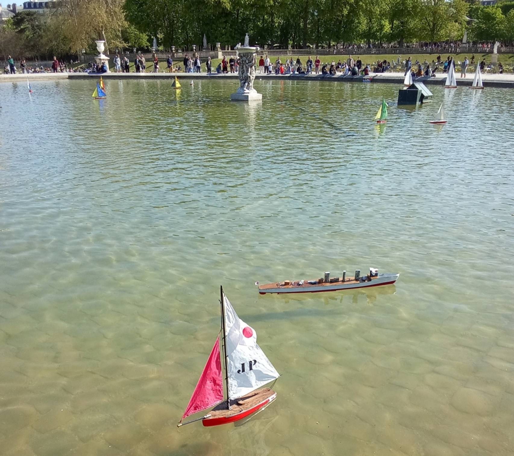 Club nautique du luco jardin du Luxembourg Paris pond boat