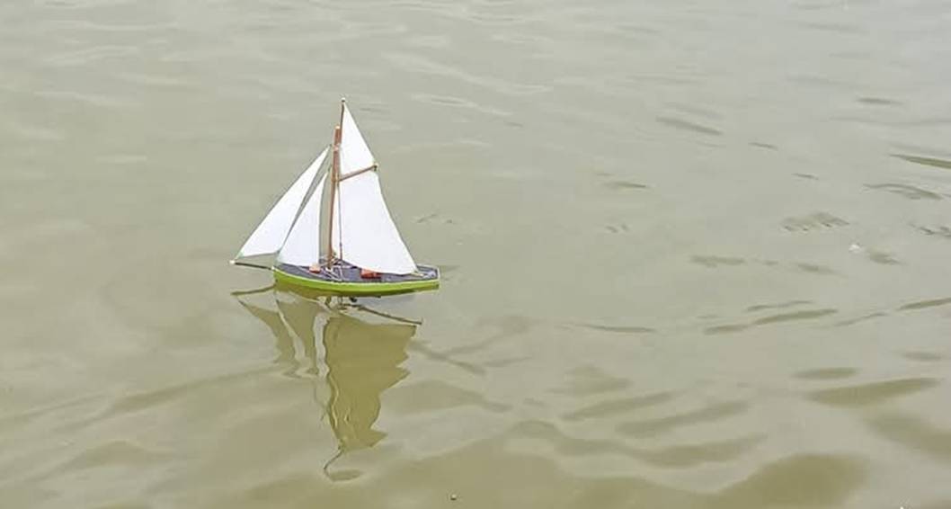 Club nautique du luco jardin du Luxembourg Paris pond boat