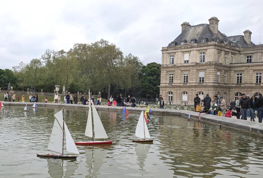 Club nautique du luco jardin du Luxembourg Paris pond boat