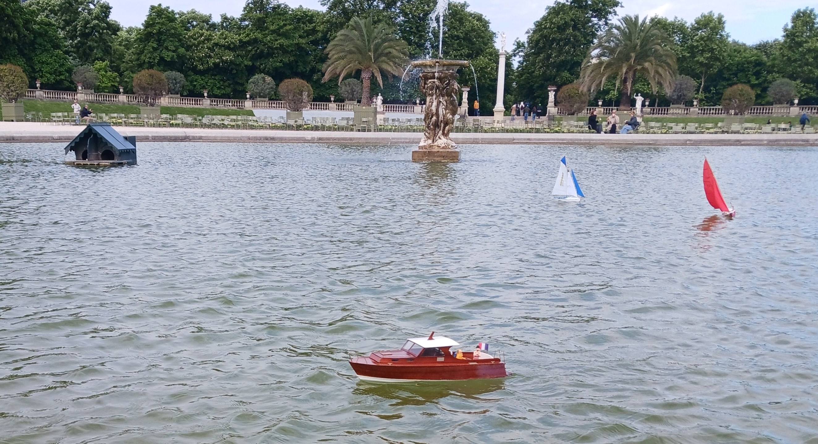 Club nautique du luco jardin du Luxembourg Paris pond boat