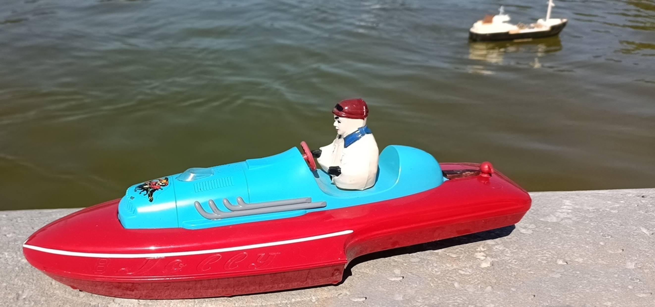 Club nautique du luco jardin du Luxembourg Paris pond boat