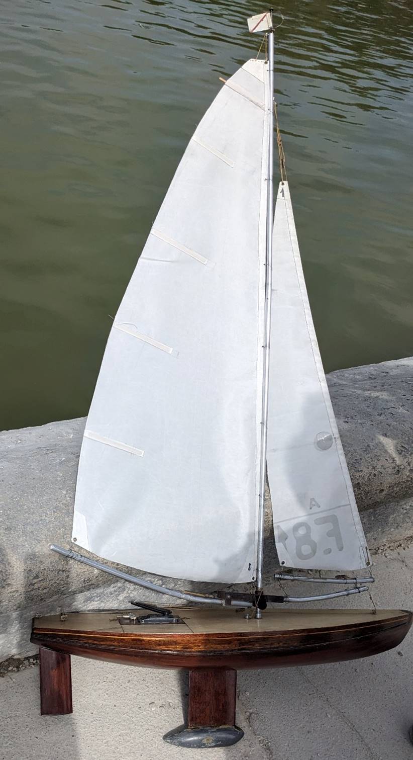 Club nautique du luco jardin du Luxembourg Paris pond boat