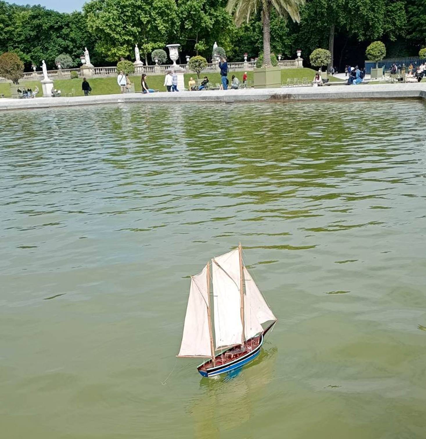 Club nautique du luco jardin du Luxembourg Paris pond boat