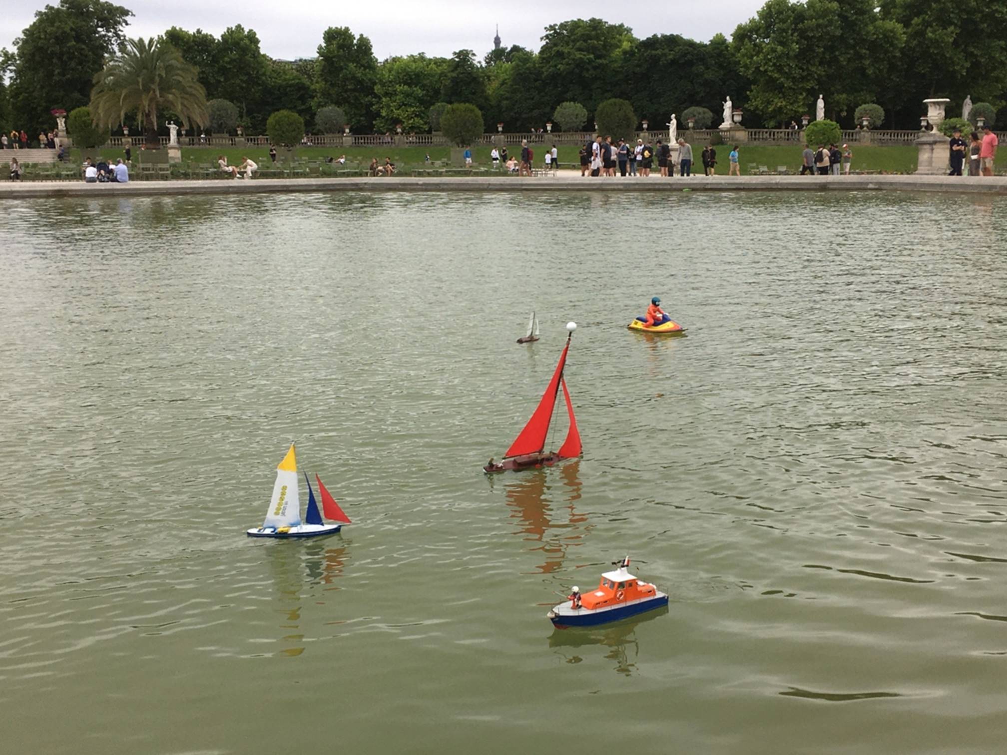 Club nautique du luco jardin du Luxembourg Paris pond boat