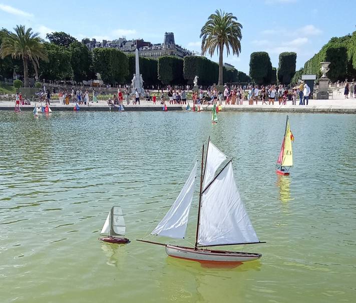 Club nautique du luco jardin du Luxembourg Paris pond boat