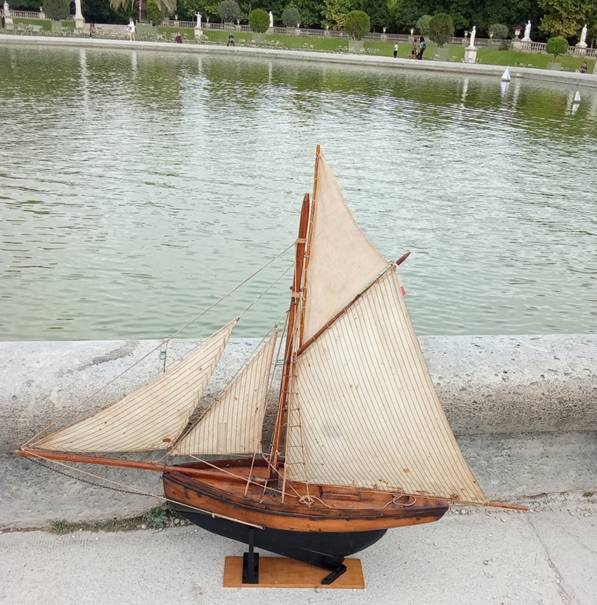Club nautique du luco jardin du Luxembourg Paris pond boat