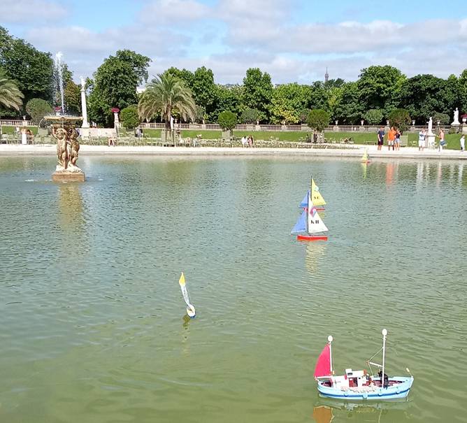 Club nautique du luco jardin du Luxembourg Paris pond boat